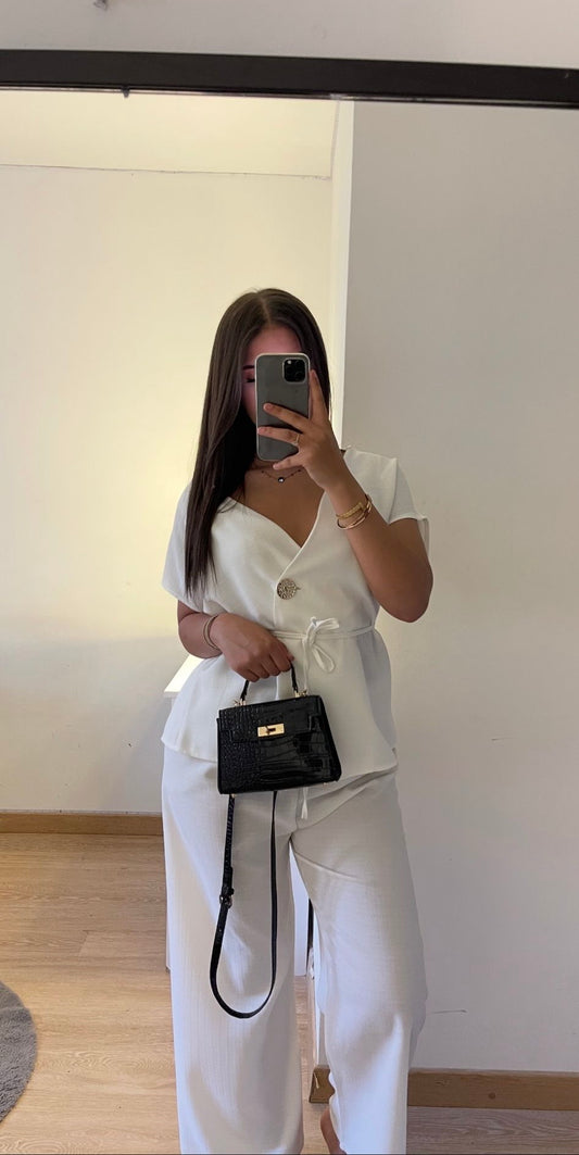 Ensemble avec haut noué et pantalon léger blanc
