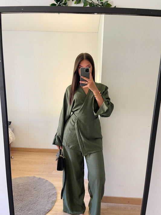 Ensemble avec haut cache-cœur et pantalon léger kaki