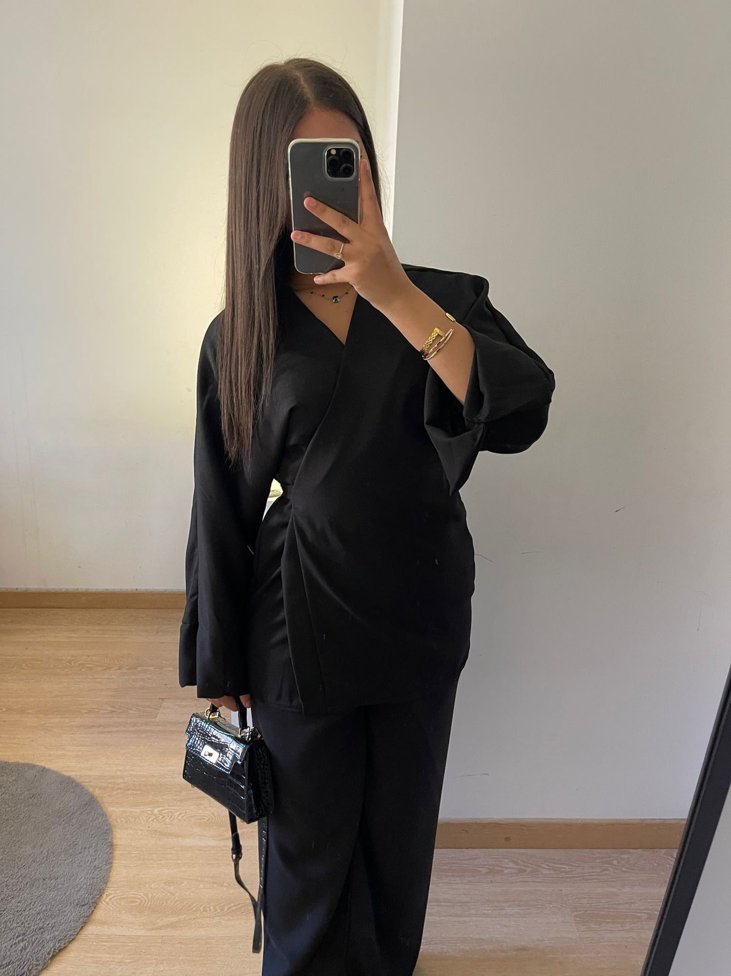 Ensemble avec haut cache-cœur et pantalon léger noir