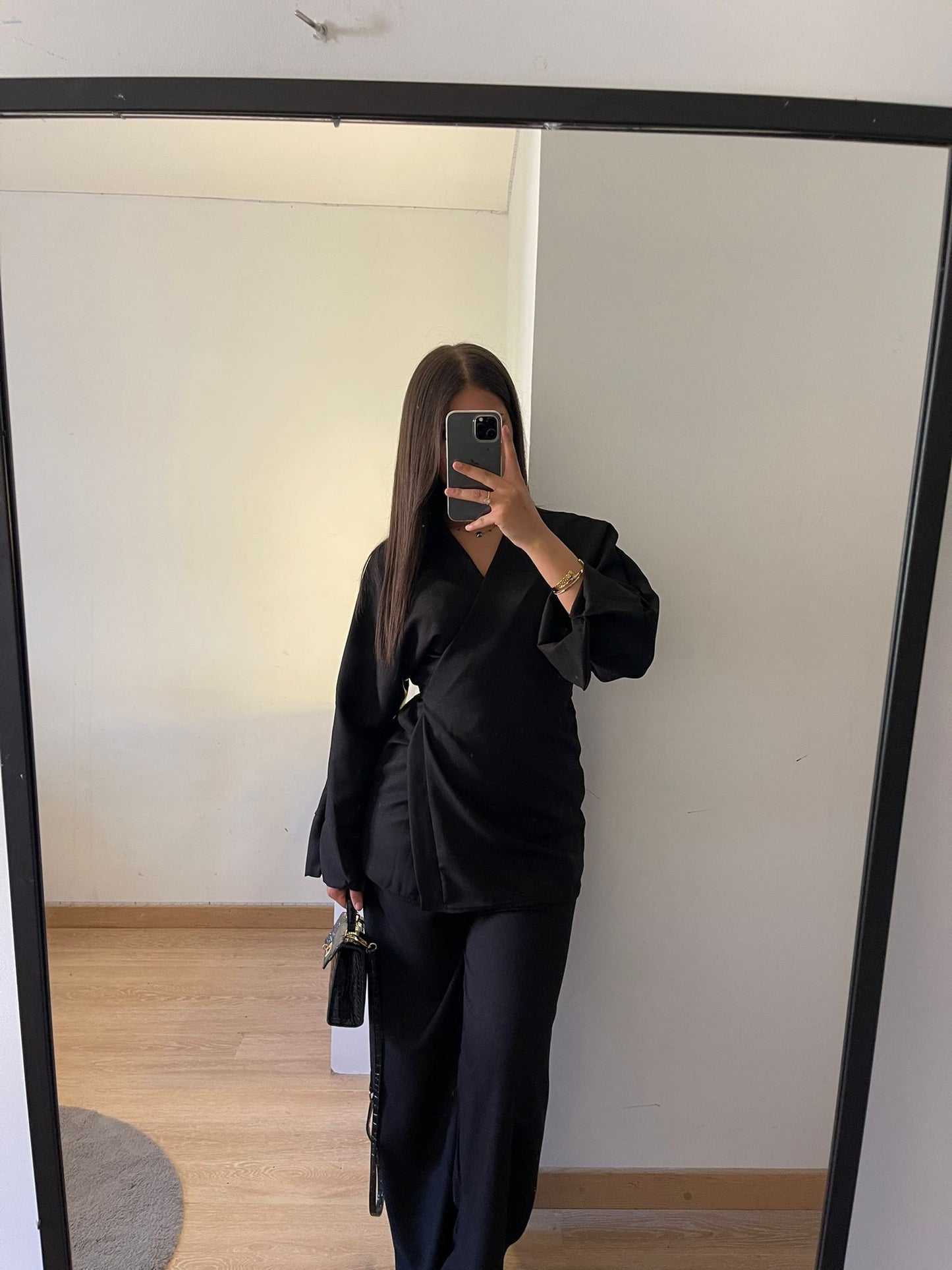 Ensemble avec haut cache-cœur et pantalon léger noir