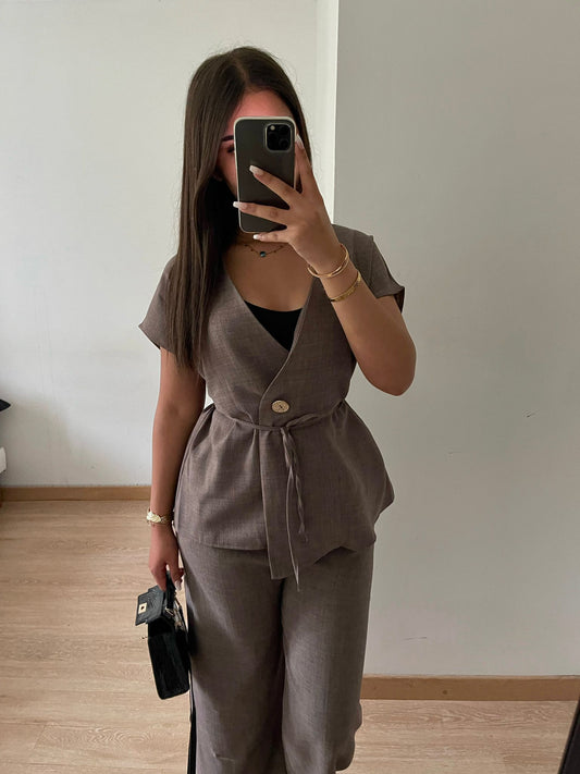 Ensemble avec haut noué et pantalon léger beige
