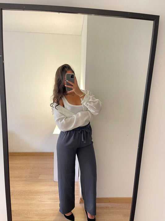 Pantalon large bleu noué à la taille